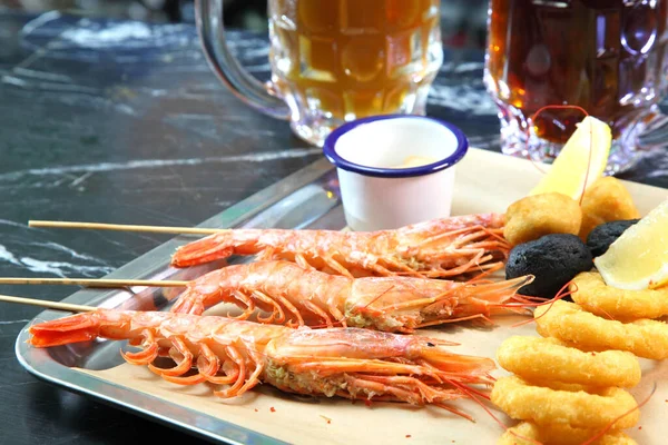 Μπύρα Παμπ Langoustines Και Μπύρα Μπύρα Και Θαλασσινά Σνακ Λανγκουστίνες — Φωτογραφία Αρχείου