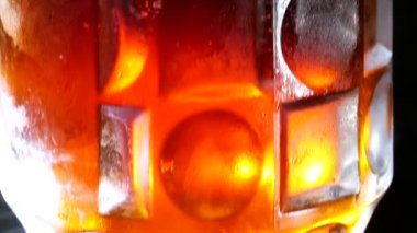 Bira barı. Barmen bardağa bira doldurur..