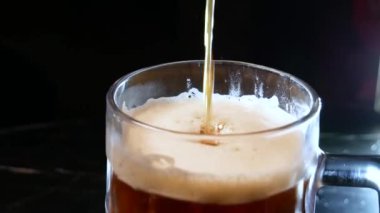 Bira barı. Barmen bardağa bira doldurur..