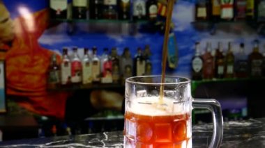 Bira barı. Barmen bardağa bira doldurur..