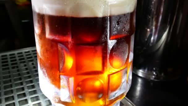 Cervecería Camarero Vierte Cerveza Vaso — Vídeos de Stock