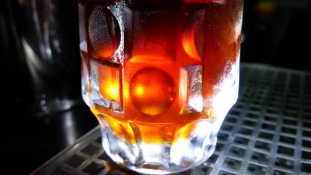 Bierkneipe Der Barkeeper Gießt Bier Ein Glas — Stockvideo