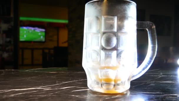 Bierkroeg Barman Giet Bier Een Glas — Stockvideo