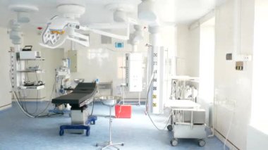 VINNYTSIA, UKRAINE - 19 Ağustos 2020: hastanedeki modern ameliyathane. Ameliyathane. 