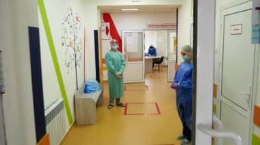 VINNYTSIA, UKRAINE - 19 AĞUSTOS 2020: Coronavirüs salgını bağlamında tıbbi personelin çalışması. Sağlık personeli, COVID19 'a karşı savaşanlar. Hastanenin sağlık personeli.