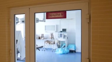 VINNYTSIA, UKRAINE - 19 Ağustos 2020: hastanedeki modern ameliyathane. Ameliyathane. 