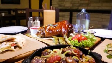 Pişmiş domuz dizi. Kızarmış sığır ciğeri ve soğan. Yabanturplu votka ve domuz dizi. Domuz dizi, sebze ve yaban turpu.. 