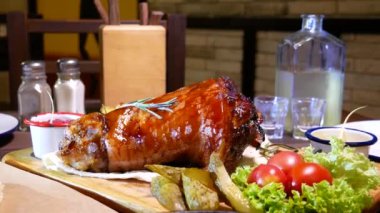 Pişmiş domuz dizi. Kızarmış sığır ciğeri ve soğan. Yabanturplu votka ve domuz dizi. Domuz dizi, sebze ve yaban turpu.. 