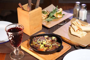 Kızarmış sığır ciğeri ve soğan.