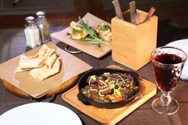 Kızarmış sığır ciğeri ve soğan.