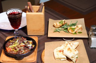 Kızarmış sığır ciğeri ve soğan.