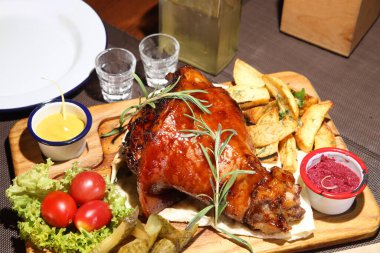 Pişmiş domuz dizi. Kızarmış sığır ciğeri ve soğan. Bira barı. Spor barı. Yabanturplu votka ve domuz dizi. Domuz dizi, sebze ve yaban turpu.. 