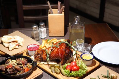 Pişmiş domuz dizi. Kızarmış sığır ciğeri ve soğan. Yabanturpu votkası ve domuz dizi.. 