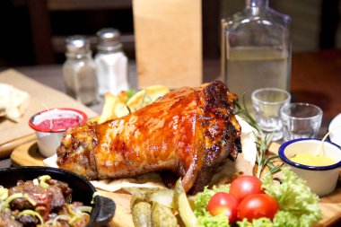 Pişmiş domuz dizi. Kızarmış sığır ciğeri ve soğan. Bira barı. Spor barı. Yabanturplu votka ve domuz dizi. Domuz dizi, sebze ve yaban turpu.. 