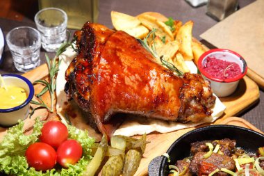 Pişmiş domuz dizi. Kızarmış sığır ciğeri ve soğan. Bira barı. Spor barı. Yabanturplu votka ve domuz dizi. Domuz dizi, sebze ve yaban turpu.. 