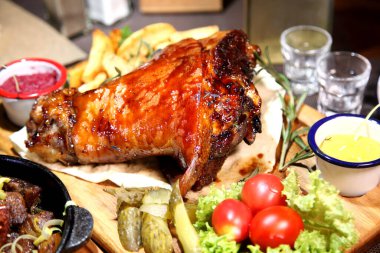 Pişmiş domuz dizi. Kızarmış sığır ciğeri ve soğan. Bira barı. Spor barı. Yabanturplu votka ve domuz dizi. Domuz dizi, sebze ve yaban turpu.. 