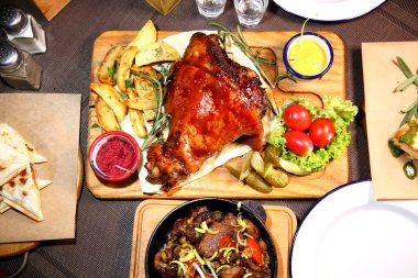 Pişmiş domuz dizi. Kızarmış sığır ciğeri ve soğan. Yabanturpu votkası ve domuz dizi.. 