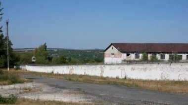 Eski hapishane. Hapis. Dikenli tel. Metal dikenli çitli beyaz duvar.