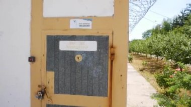 Eski hapishane. Hapis. Dikenli tel. Metal dikenli çitli beyaz duvar.