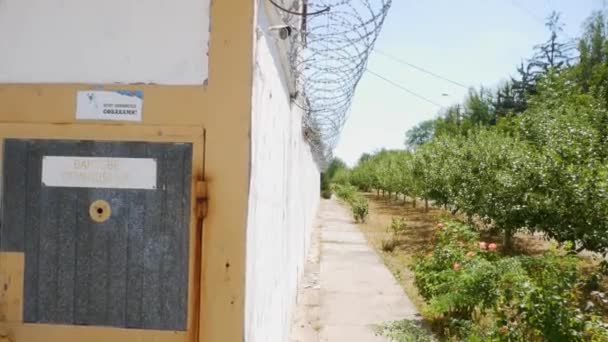 Старая Тюрьма Тюрьма Колючая Проволока Белая Стена Металлическим Колючим Забором — стоковое видео