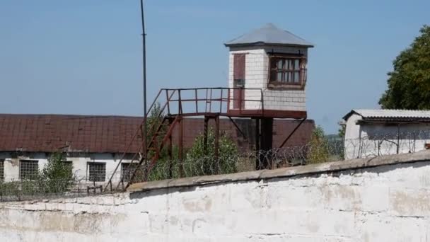 Staré Vězení Vězení Ostnatý Drát Bílá Zeď Kovovým Ostnatým Plotem — Stock video