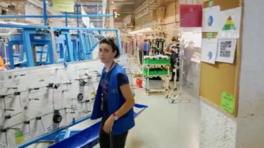 VINNYTSYA, UKRAINE - 3 Şubat 2018: Mercedes 'in E-Sınıfı, A-Sınıfı, S-Sınıfı elektrikli araba üretimi. Araba endüstrisinde elektrik kabloları üretimi.