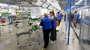 VINNYTSYA, UKRAINE - 3 Şubat 2018: Mercedes 'in E-Sınıfı, A-Sınıfı, S-Sınıfı elektrikli araba üretimi. Araba endüstrisinde elektrik kabloları üretimi.