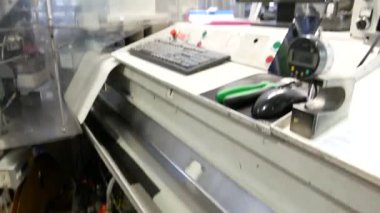 VINNYTSYA, UKRAINE - 3 Şubat 2018: Mercedes 'in E-Sınıfı, A-Sınıfı, S-Sınıfı elektrikli araba üretimi. Araba endüstrisinde elektrik kabloları üretimi.