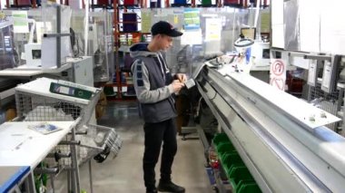 VINNYTSYA, UKRAINE - 3 Şubat 2018: Mercedes 'in E-Sınıfı, A-Sınıfı, S-Sınıfı elektrikli araba üretimi. Araba endüstrisinde elektrik kabloları üretimi.