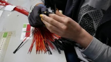 VINNYTSYA, UKRAINE - 3 Şubat 2018: Mercedes 'in E-Sınıfı, A-Sınıfı, S-Sınıfı elektrikli araba üretimi. Araba endüstrisinde elektrik kabloları üretimi.