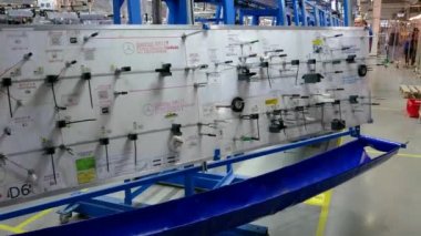 VINNYTSYA, UKRAINE - 3 Şubat 2018: Mercedes 'in E-Sınıfı, A-Sınıfı, S-Sınıfı elektrikli araba üretimi. Araba endüstrisinde elektrik kabloları üretimi.