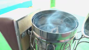 Apiary. Arılar bal peteğinde bal toplarlar. Balpetekli modern kovanları. Arıların hayati aktivitelerinin ürünü baldır..