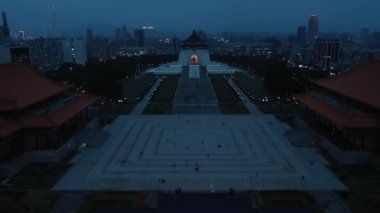 Tayvan 'ın Taipei şehrindeki Chiang Kai Shek Anıt Salonu' nun İHA 'sının 4K görüntüsü.. 