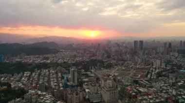 Tayvan 'ın Taipei şehrindeki İHA' ların hava görüntüsü 4K.