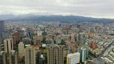 Tayvan 'ın Taipei şehrindeki İHA' ların hava görüntüsü 4K.