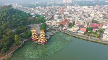 Dragon ve Tiger Pagodas 'ın Güney Kaohsiung, Tayvan' daki ünlü binasının 4k hava görüntüsü.. 