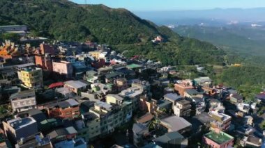 Jiufen 'in İHA' sından 4k hava görüntüsü. Jioufen ya da Chiufen diye de yazılıyor. Ruifang bölgesinde bir dağ bölgesi, New Taipei City