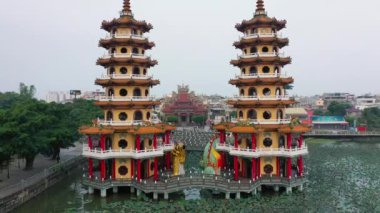 Dragon ve Tiger Pagodas 'ın Güney Kaohsiung, Tayvan' daki ünlü binasının 4k hava görüntüsü.. 