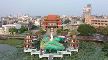 Wuliting pavyonu Kaohsiung, Tayvan 'dan 4k hava görüntüsü. Bahar ve Sonbahar Köşkleri.