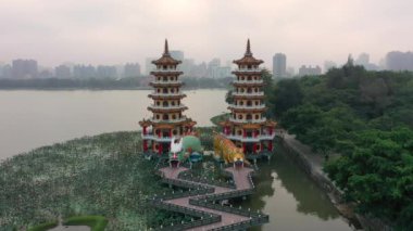 Dragon ve Tiger Pagodas 'ın Güney Kaohsiung, Tayvan' daki ünlü binasının 4k hava görüntüsü.. 