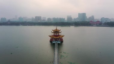 Wuliting pavyonu Kaohsiung, Tayvan 'dan 4k hava görüntüsü. Bahar ve Sonbahar Köşkleri.