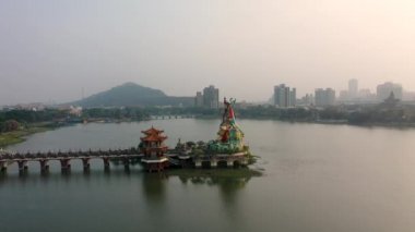 Kaohsiung, Tayvan 'daki Lotus Gölü' ndeki Zuoying Yuandi Tapınağı 'nın insansız hava aracı görüntüsü..