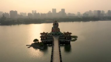 Kaohsiung, Tayvan 'daki Lotus Gölü' ndeki Zuoying Yuandi Tapınağı 'nın insansız hava aracı görüntüsü..