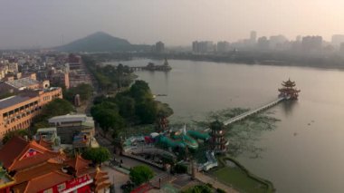 Wuliting pavyonu Kaohsiung, Tayvan 'dan 4k hava görüntüsü. Bahar ve Sonbahar Köşkleri.