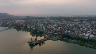 Kaohsiung, Tayvan 'daki Lotus Gölü' ndeki Zuoying Yuandi Tapınağı 'nın insansız hava aracı görüntüsü..