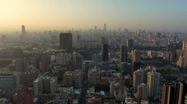 Tayvan 'ın Kaohsiung şehrindeki İHA' nın hava görüntüsü 4K..