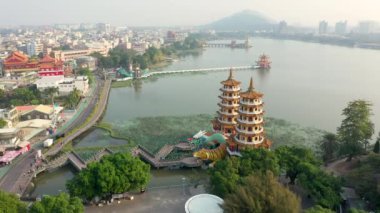 Dragon ve Tiger Pagodas 'ın Güney Kaohsiung, Tayvan' daki ünlü binasının 4k hava görüntüsü.. 