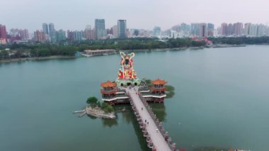 Kaohsiung, Tayvan 'daki Lotus Gölü' ndeki Zuoying Yuandi Tapınağı 'nın insansız hava aracı görüntüsü..
