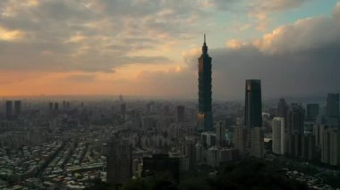Tayvan 'ın Taipei şehrindeki İHA' ların hava görüntüsü 4K.