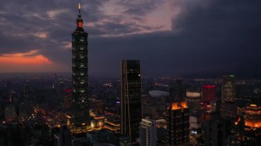 Tayvan 'ın Taipei şehrindeki İHA' ların hava görüntüsü 4K.